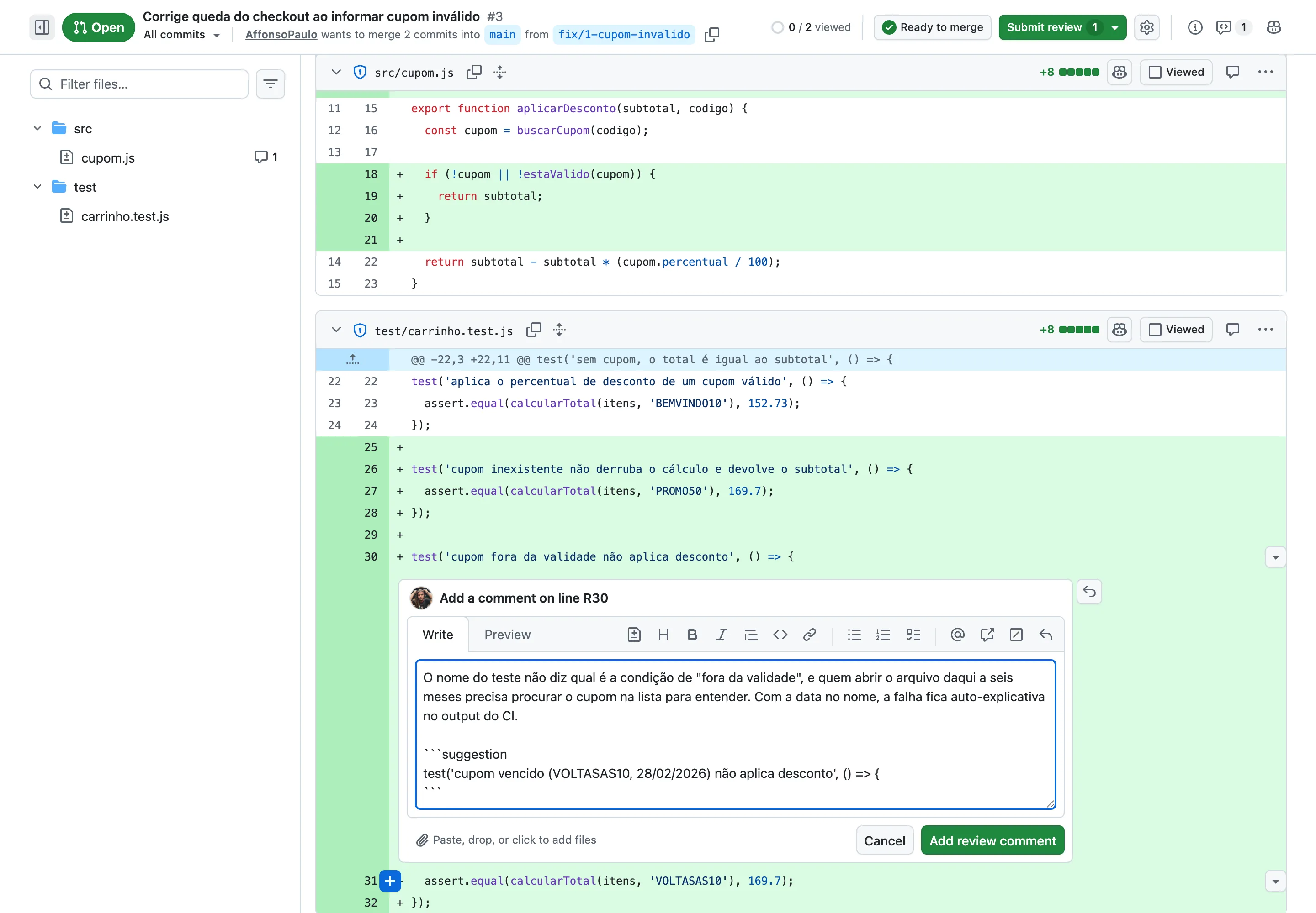 Caixa de comentário aberta na linha 30 do arquivo de teste, com a explicação escrita e, abaixo, um bloco marcado como suggestion contendo a linha proposta.