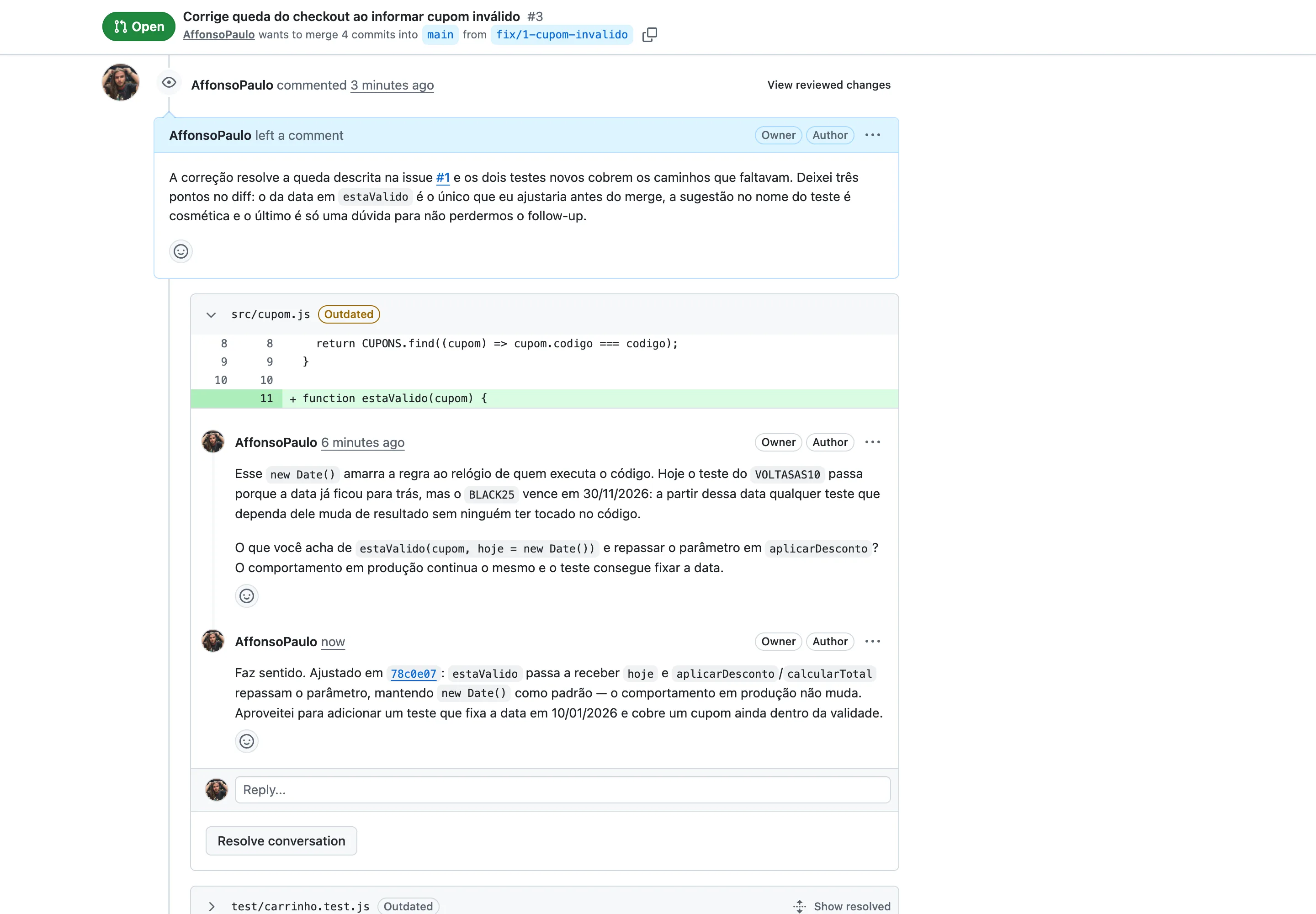 Thread de comentário na aba Conversation com a etiqueta Outdated, o comentário original, a resposta do autor citando o commit e o botão Resolve conversation.