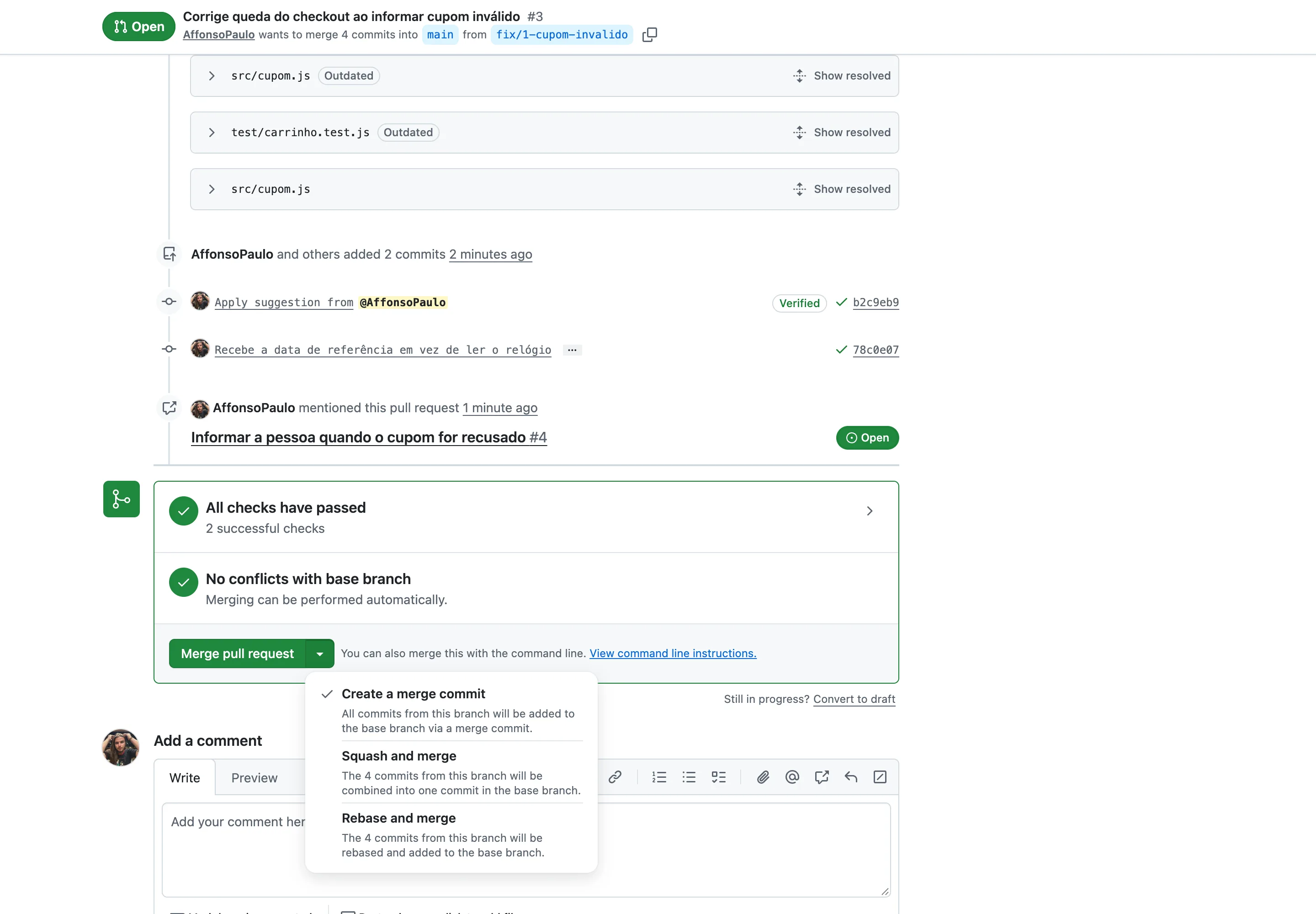 Menu aberto no botão de merge com as opções Create a merge commit, Squash and merge e Rebase and merge, cada uma com sua descrição.