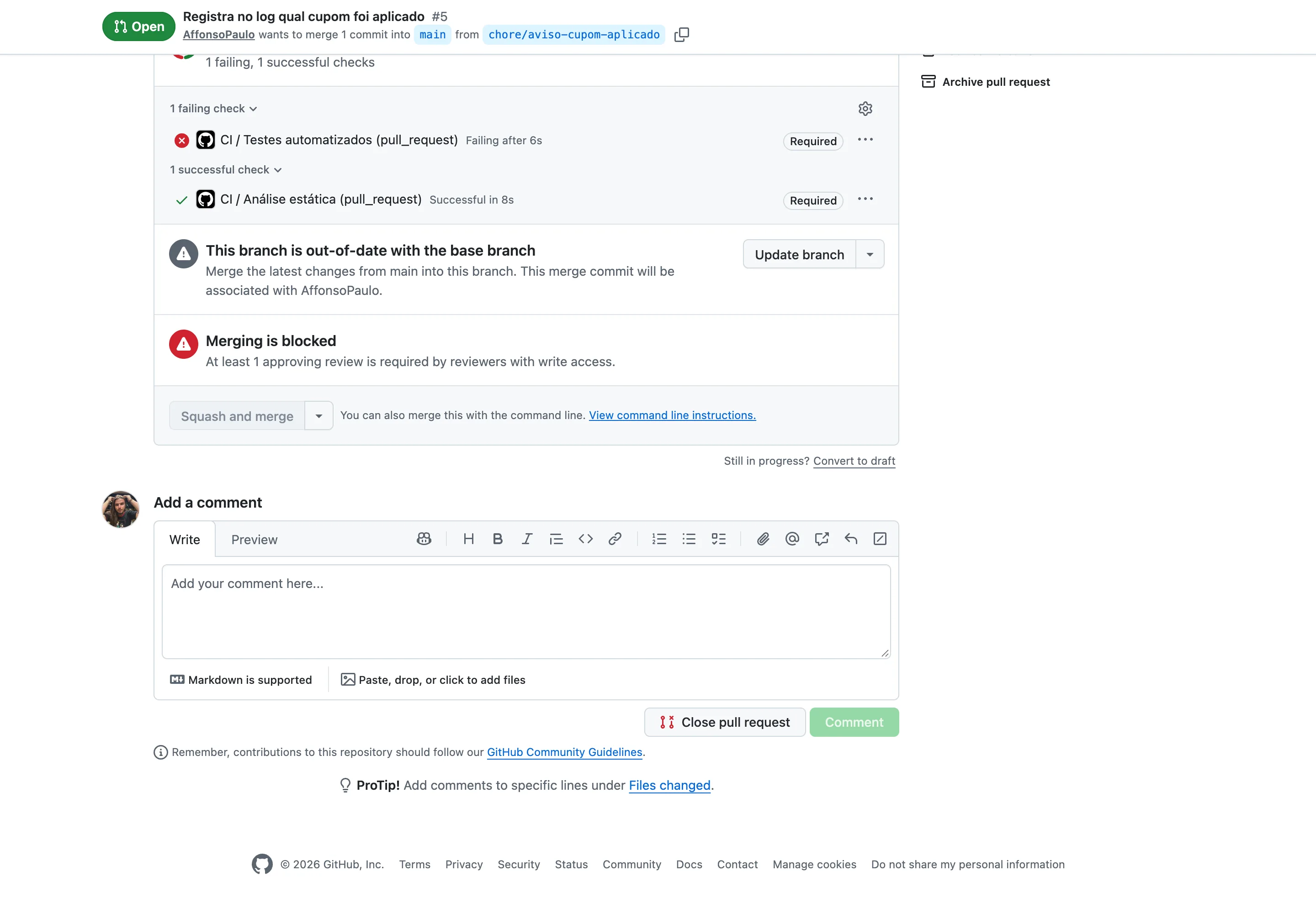 Caixa de status mostrando checks marcados como Required, o aviso de branch desatualizada com o botão Update branch, a mensagem Merging is blocked porque falta uma aprovação, e o botão de merge desabilitado.